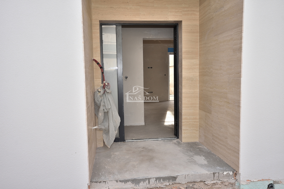 Vodice, Srima - S1 dvojna kuća 250 m od plaže