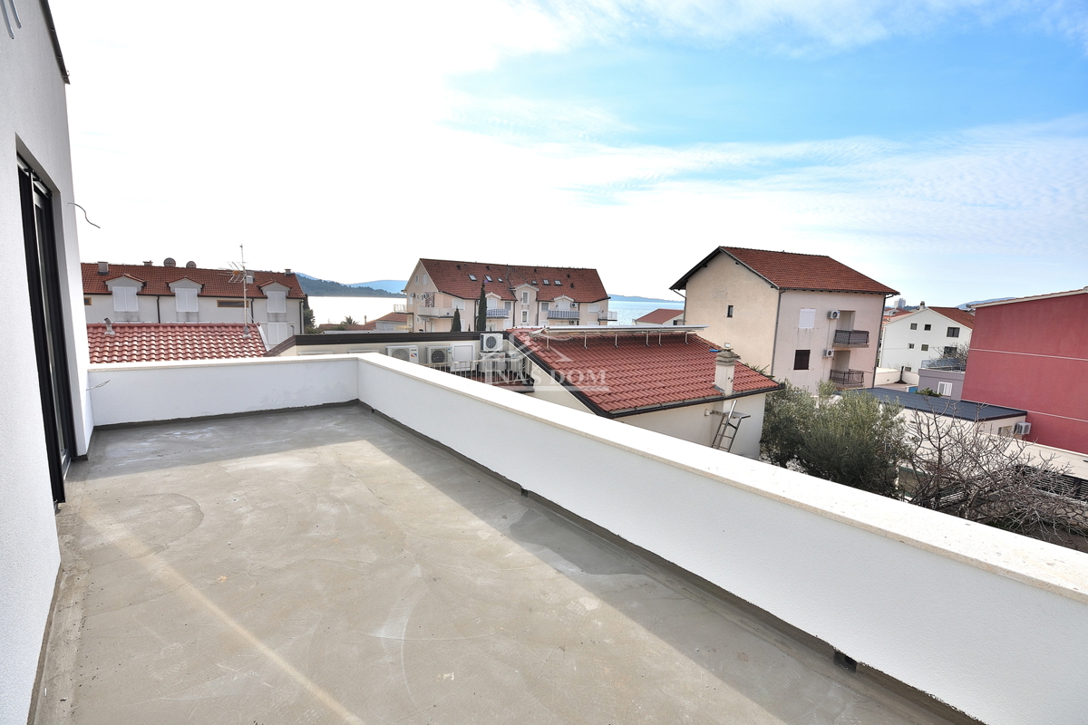 Vodice, Srima - S1 dvojna kuća 250 m od plaže