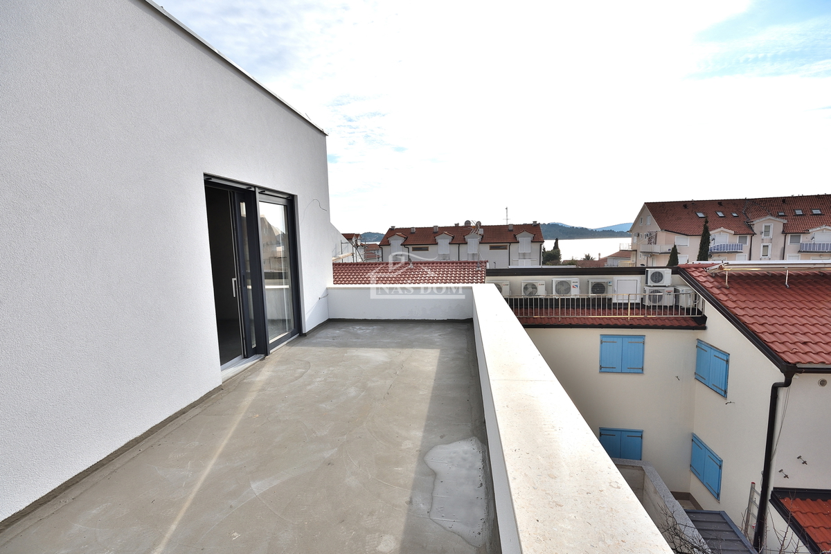 Vodice, Srima - S1 dvojna kuća 250 m od plaže