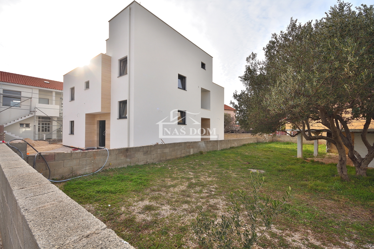Vodice, Srima - S1 dvojna kuća 250 m od plaže