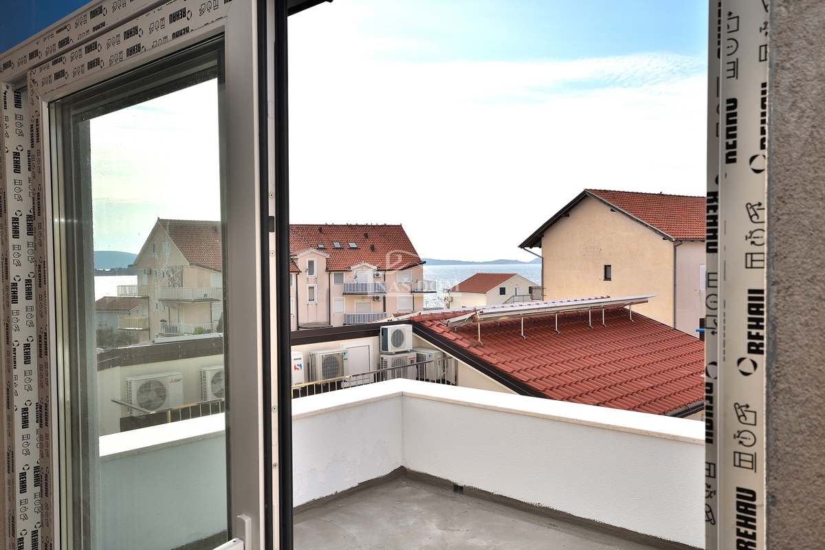 Vodice, Srima - S1 dvojna kuća 250 m od plaže