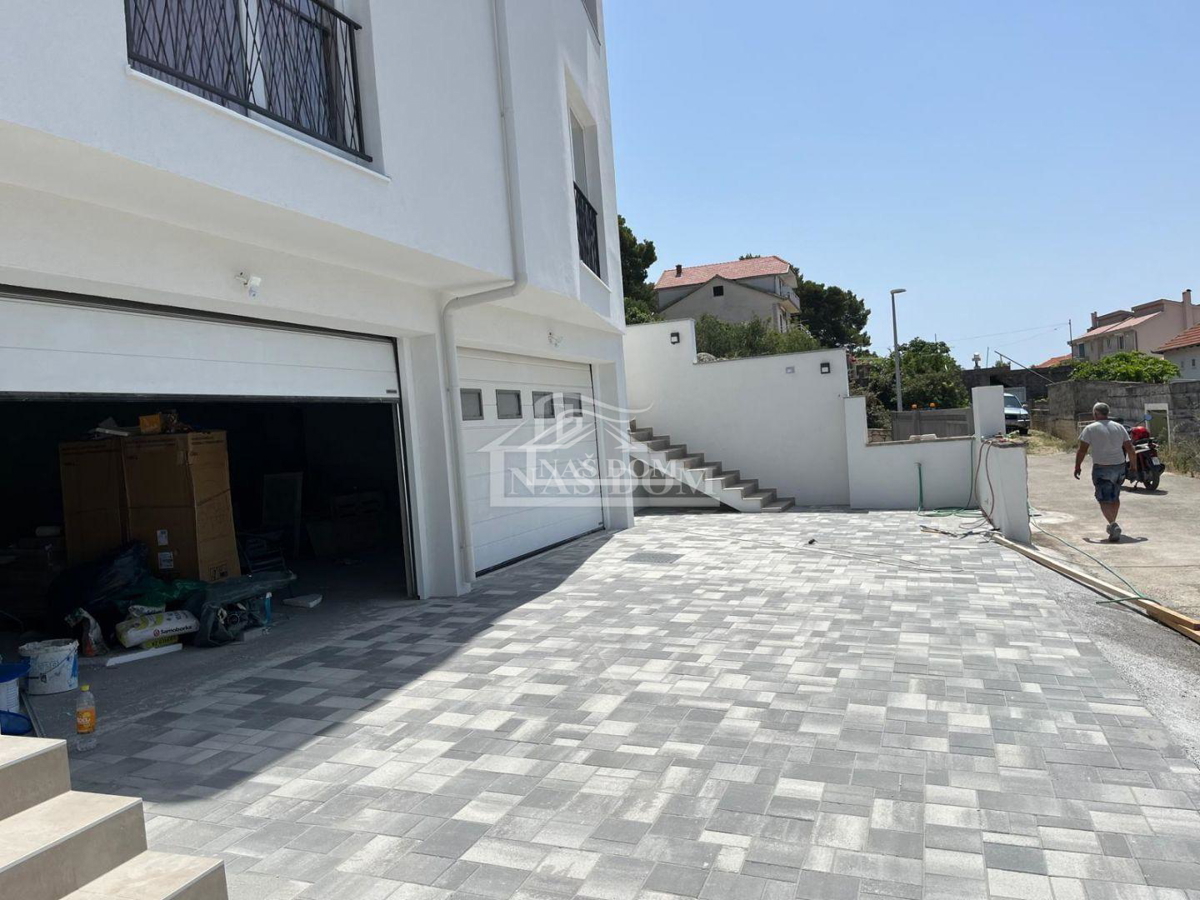 Tisno -**NOVOGRADNJA** Stanovanja s pogledom na morje, 50 m od plaže