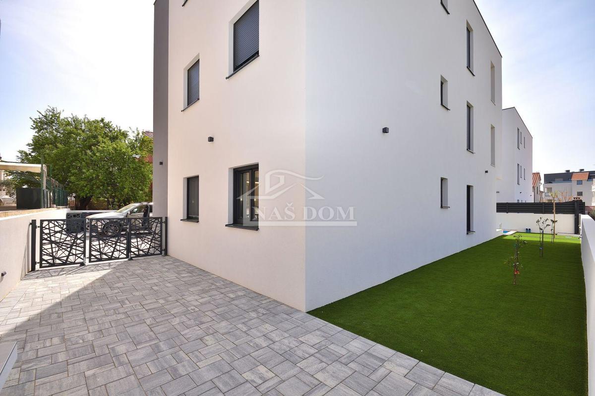 Vodice - **NEW CONSTRUCTION** Stan v pritličju z vrtom in bazenom, 800 m od morja