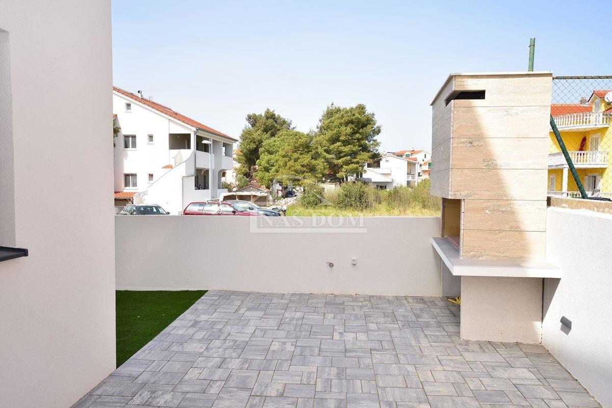 Vodice - **NEW CONSTRUCTION** Stan v pritličju z vrtom in bazenom, 800 m od morja