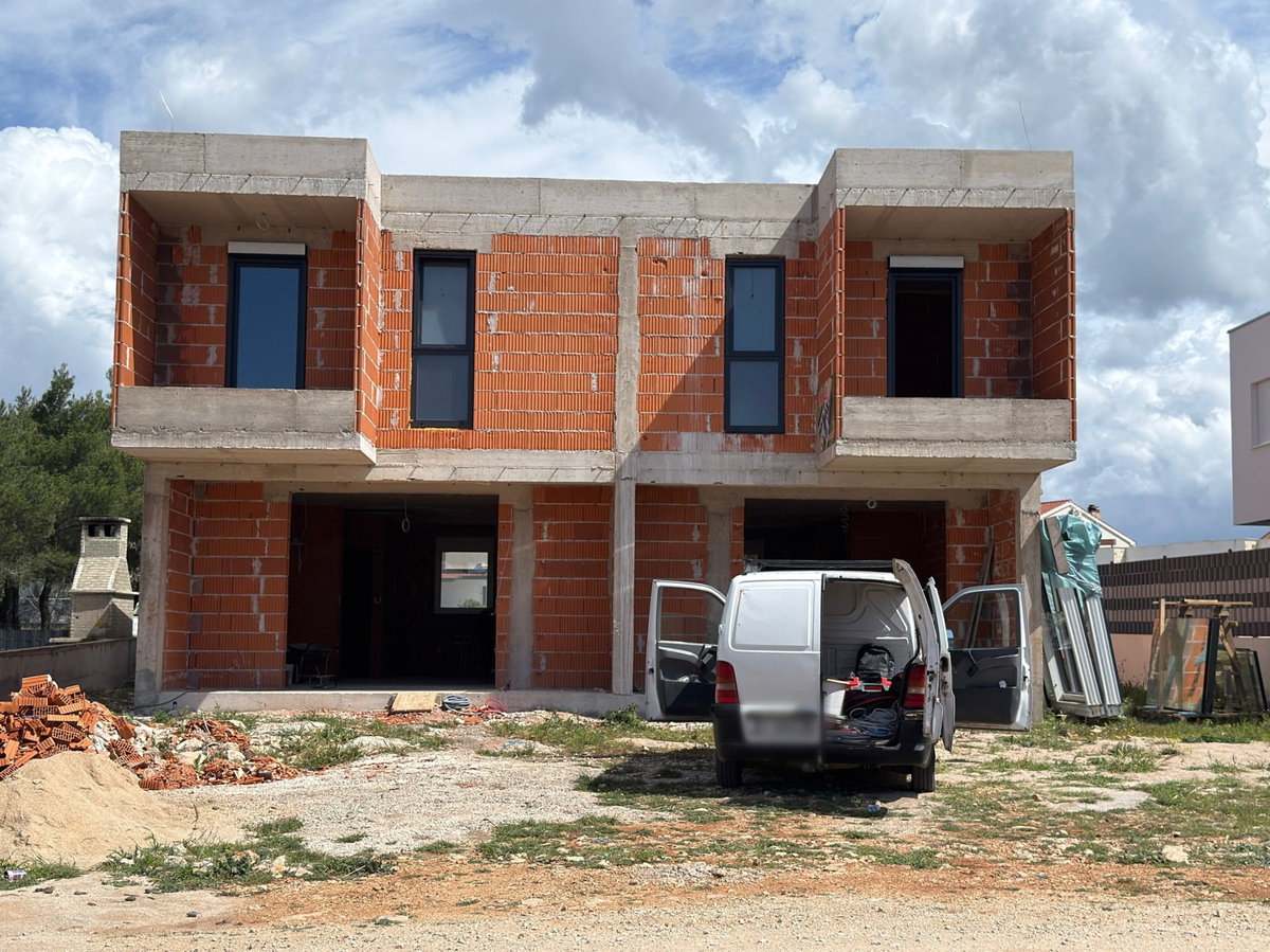 Vodice - **NOVOGRADNJA** S2 kuća s bazenom na mirni lokaciji