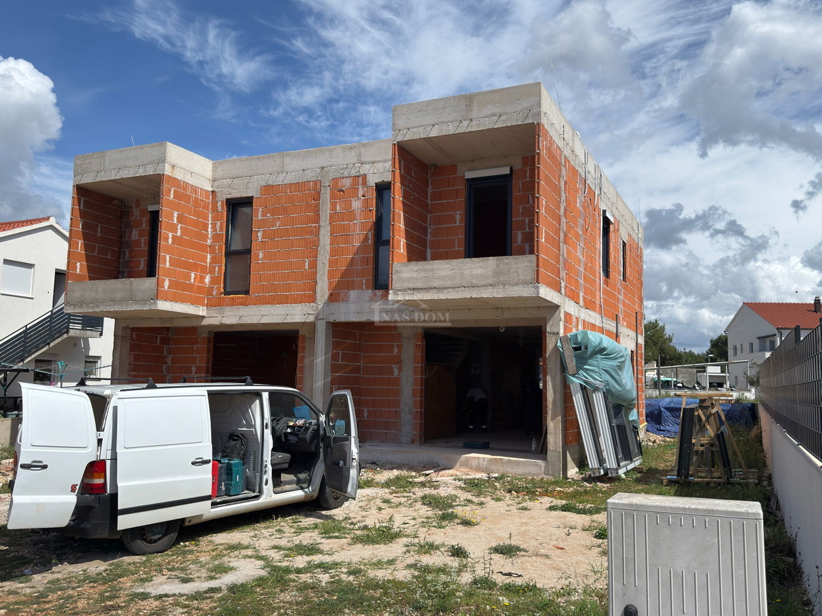 Vodice - **NOVOGRADNJA** S2 kuća s bazenom na mirni lokaciji