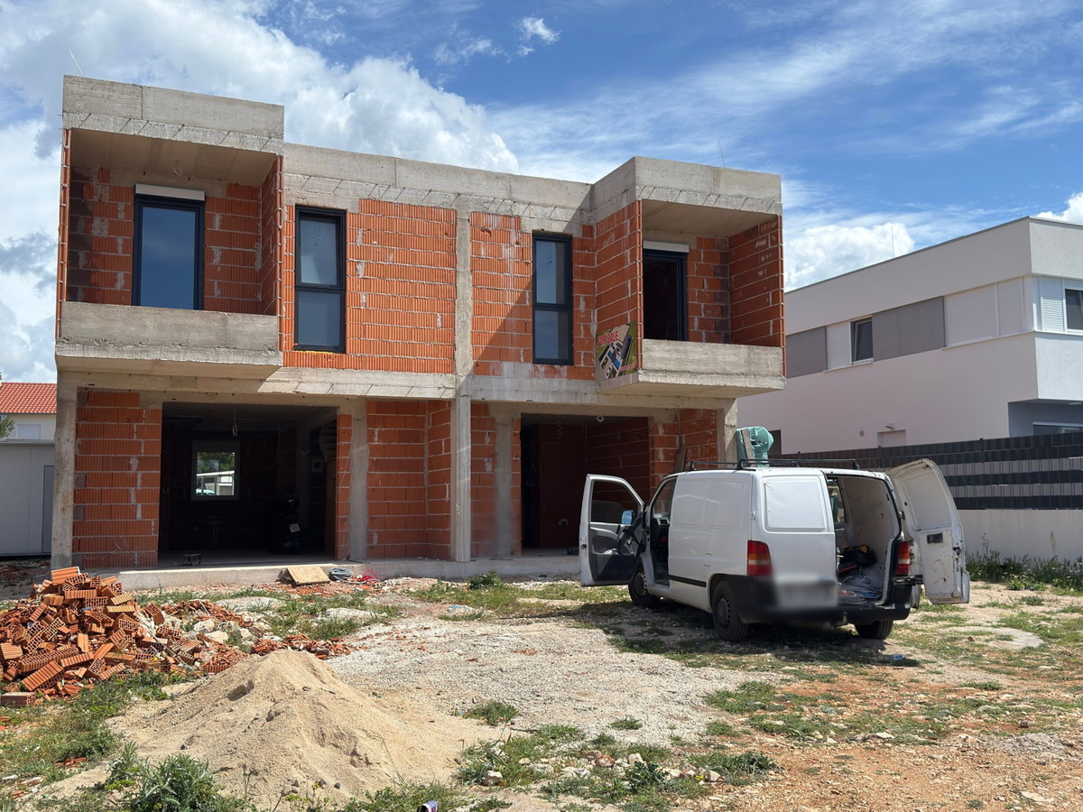 Vodice - **NOVOGRADNJA** S2 kuća s bazenom na mirni lokaciji