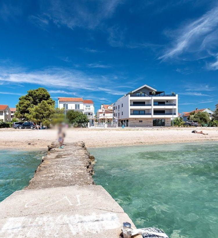 Vodice, Srima - PRVA VRSTA OB MORJU *Pogled na morje* stanovanje z vrtom