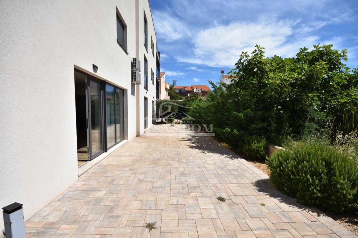 Vodice, Srima - PRVA VRSTA OB MORJU *Pogled na morje* stanovanje z vrtom