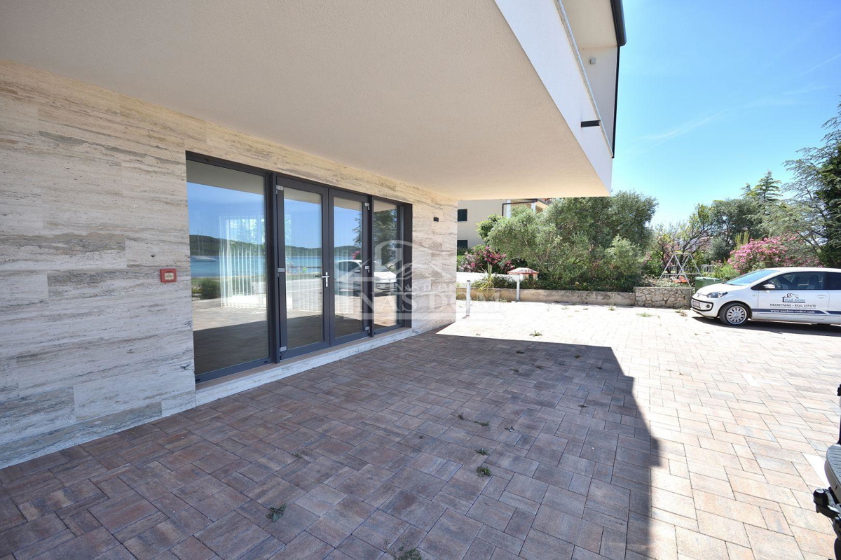 Vodice, Srima - PRVA VRSTA OB MORJU *Pogled na morje* stanovanje z vrtom