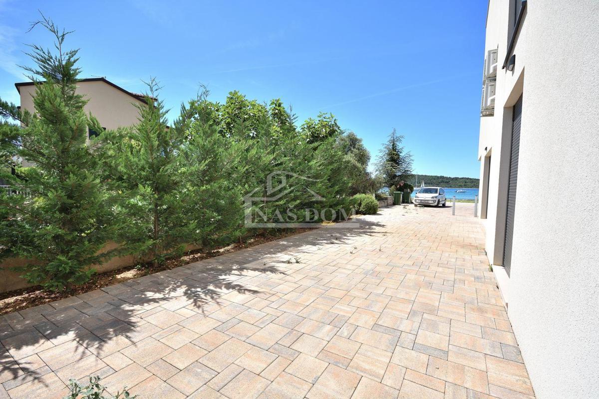 Vodice, Srima - **FIRST LINE TO THE SEA** apartment with garden