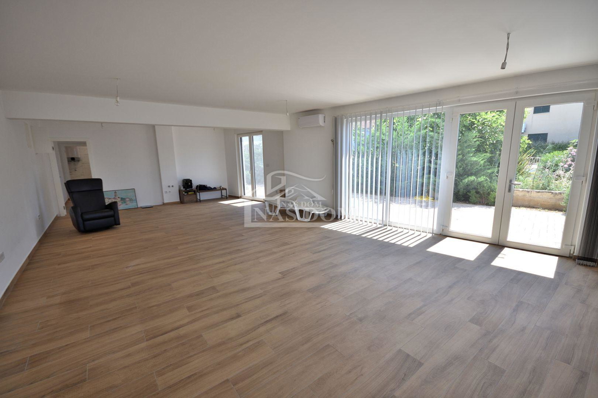 Vodice, Srima - PRVA VRSTA OB MORJU *Pogled na morje* stanovanje z vrtom