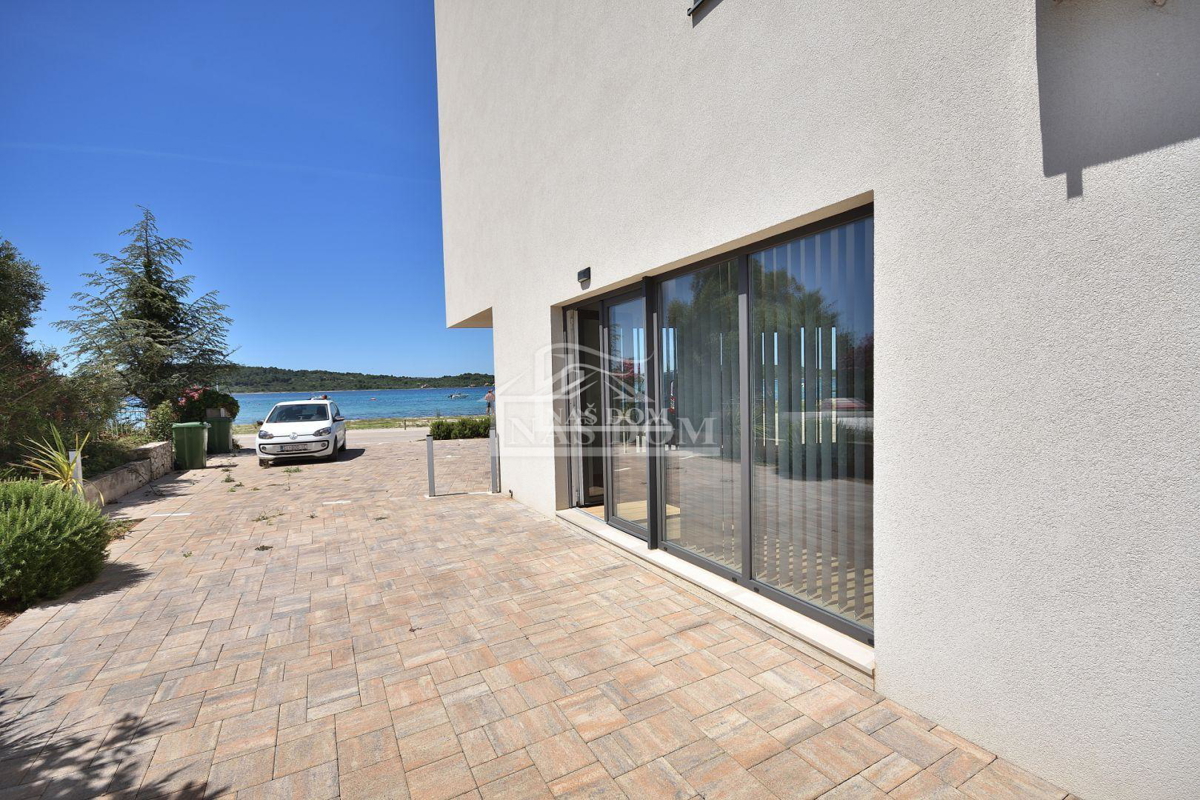 Vodice, Srima - **FIRST LINE TO THE SEA** apartment with garden