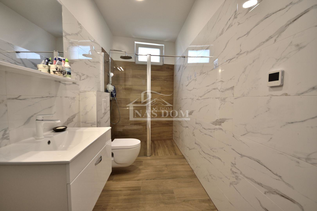 Vodice, Srima - PRVA VRSTA OB MORJU *Pogled na morje* stanovanje z vrtom