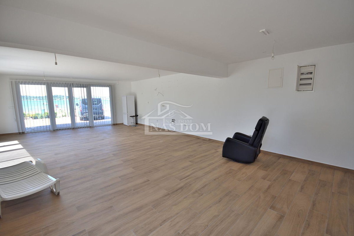 Vodice, Srima - PRVA VRSTA OB MORJU *Pogled na morje* stanovanje z vrtom