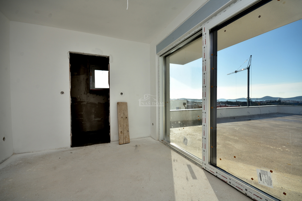 Vodice - NOVOGRADNJA, 4-sobno stanovanje s strešno teraso, pogled na morje