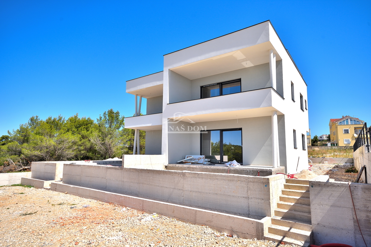 Vodice - **NOVOGRADNJA** S4 stan s krovno teraso, pogled na morje