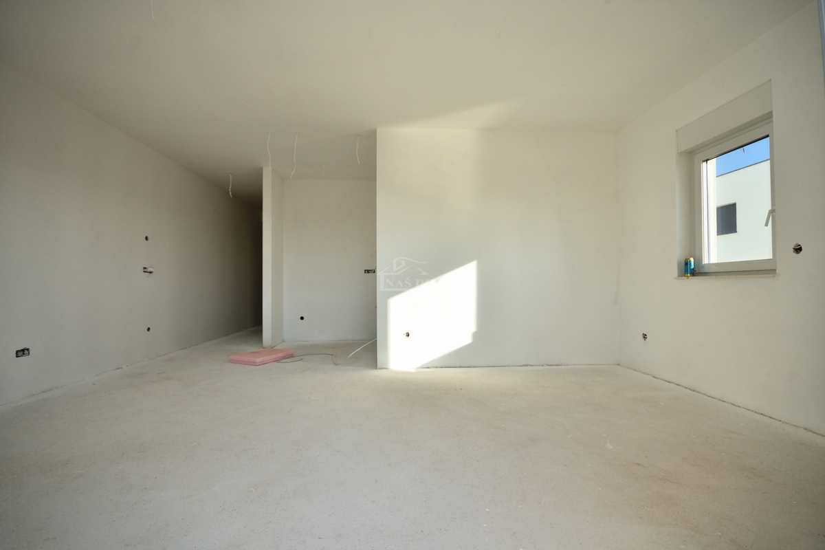 Vodice - NOVOGRADNJA, 4-sobno stanovanje s strešno teraso, pogled na morje