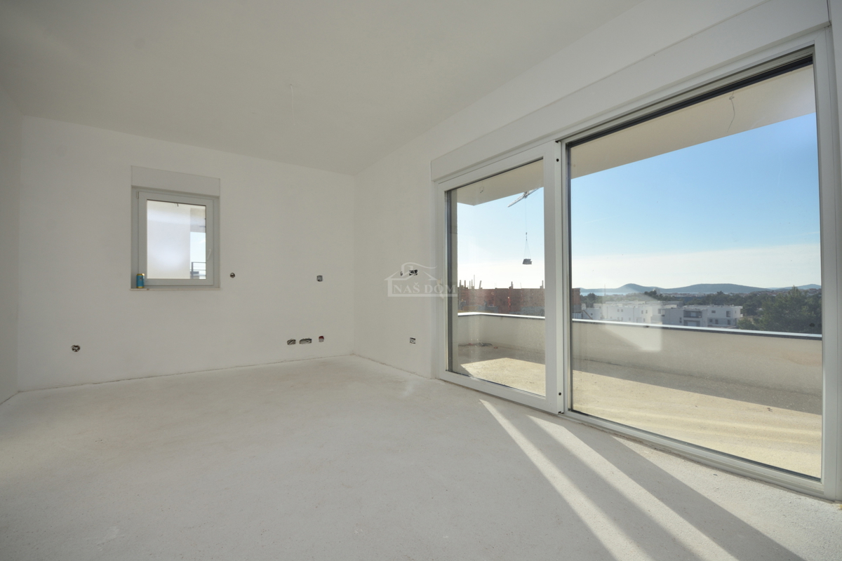 Vodice - NOVOGRADNJA, 4-sobno stanovanje s strešno teraso, pogled na morje