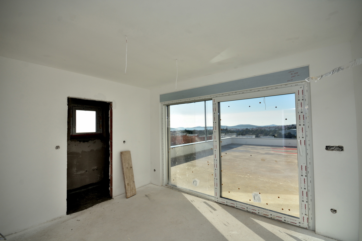 Vodice - NOVOGRADNJA, 4-sobno stanovanje s strešno teraso, pogled na morje