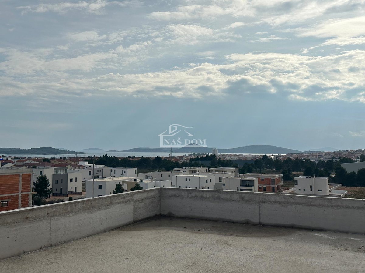 Vodice - **NOVOGRADNJA** S4 stan s krovno teraso, pogled na morje