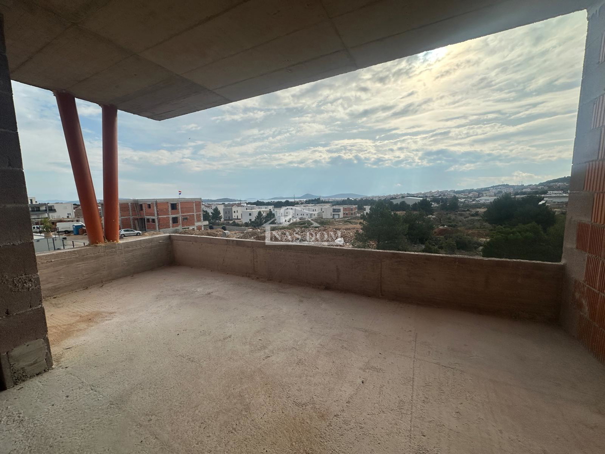 Vodice - **NOVOGRADNJA** S4 stan s krovno teraso, pogled na morje