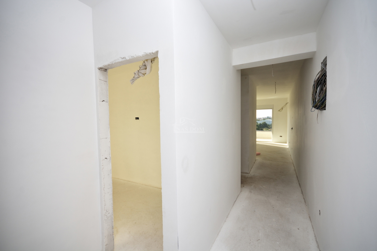 Vodice - NOVOGRADNJA, 4-sobno stanovanje s strešno teraso, pogled na morje