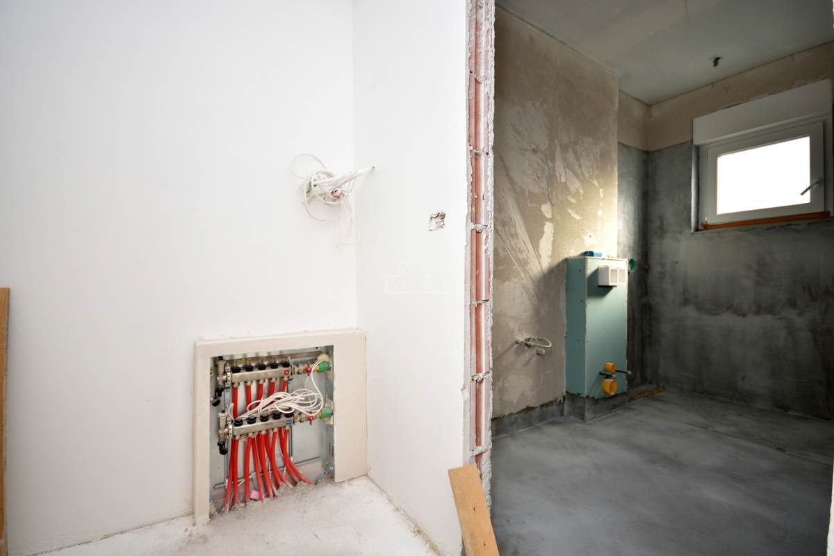 Vodice - NOVOGRADNJA, 4-sobno stanovanje s strešno teraso, pogled na morje