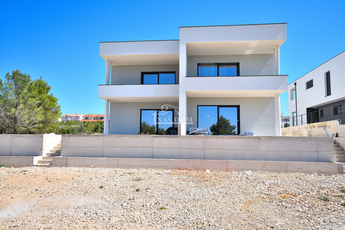 Vodice - **NOVOGRADNJA** S4 stan s krovno teraso, pogled na morje