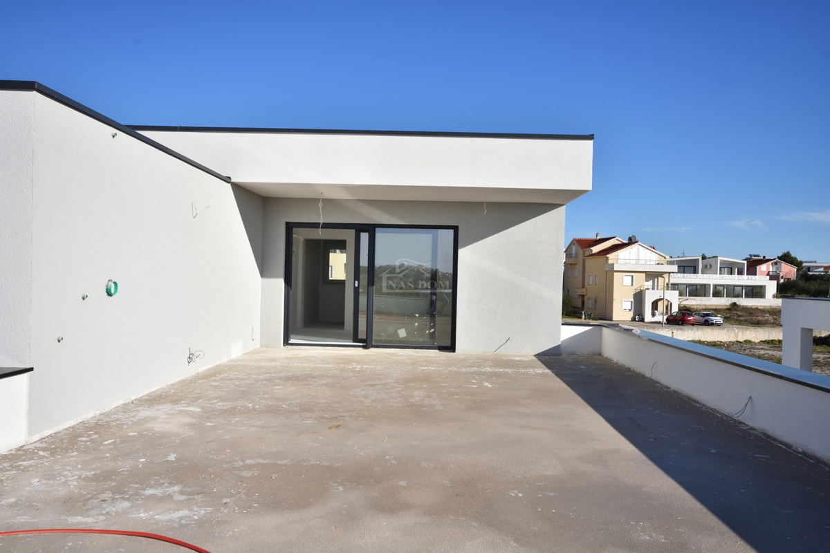 Vodice - NOVOGRADNJA, 4-sobno stanovanje s strešno teraso, pogled na morje