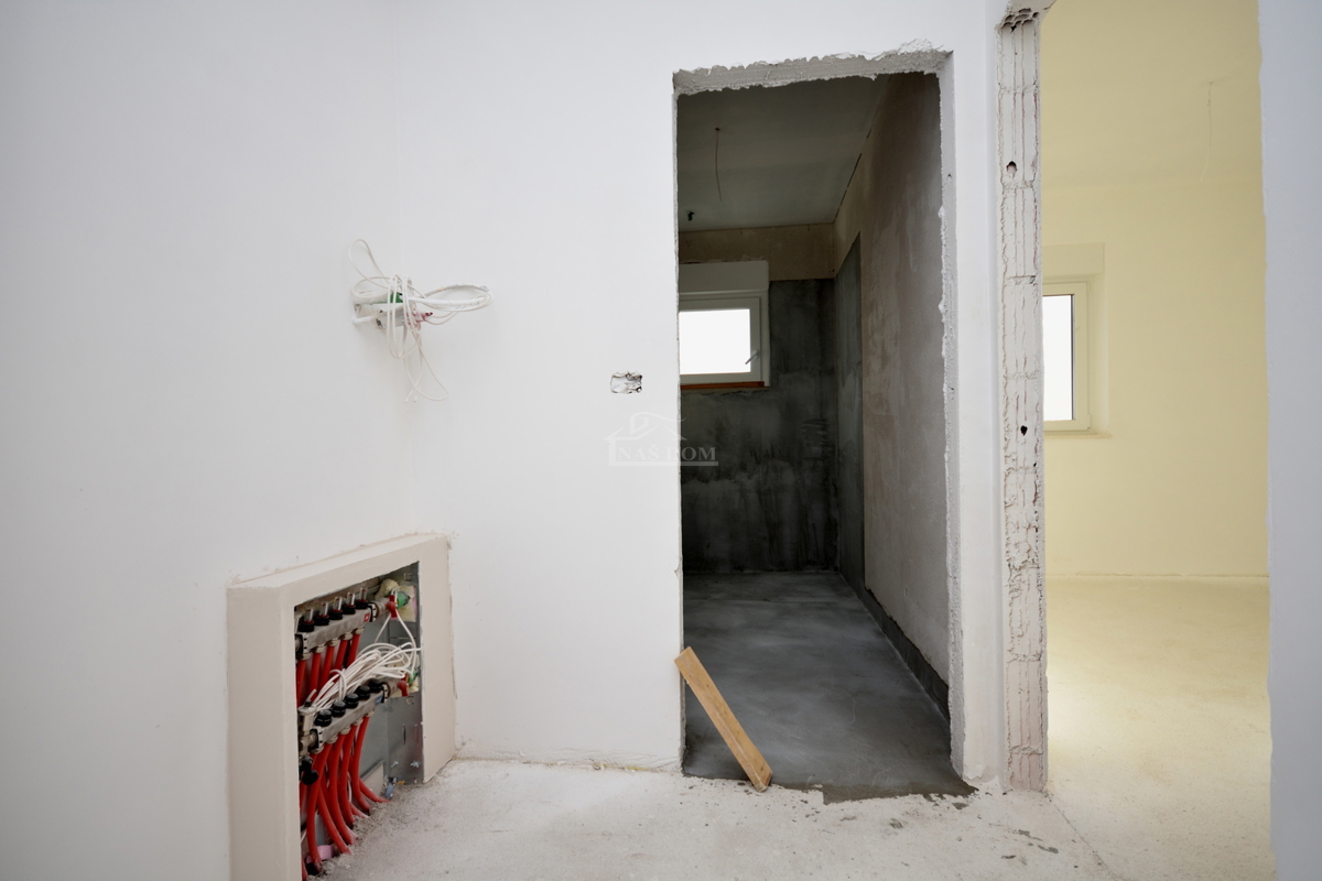 Vodice - NOVOGRADNJA, 4-sobno stanovanje s strešno teraso, pogled na morje