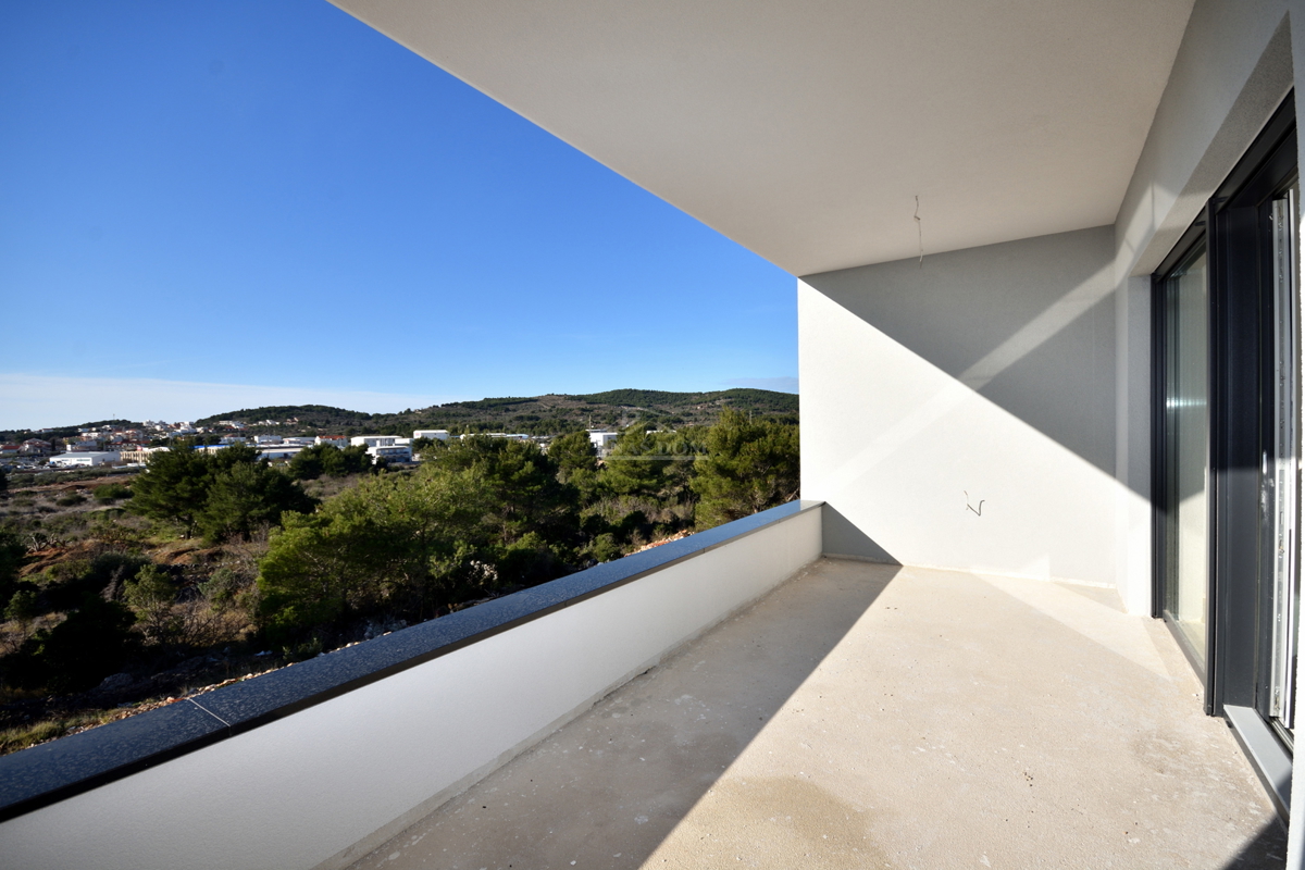 Vodice - NOVOGRADNJA, 4-sobno stanovanje s strešno teraso, pogled na morje