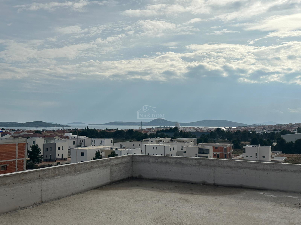 Vodice - **NOVOGRADNJA** S4 stan s krovno teraso, pogled na morje