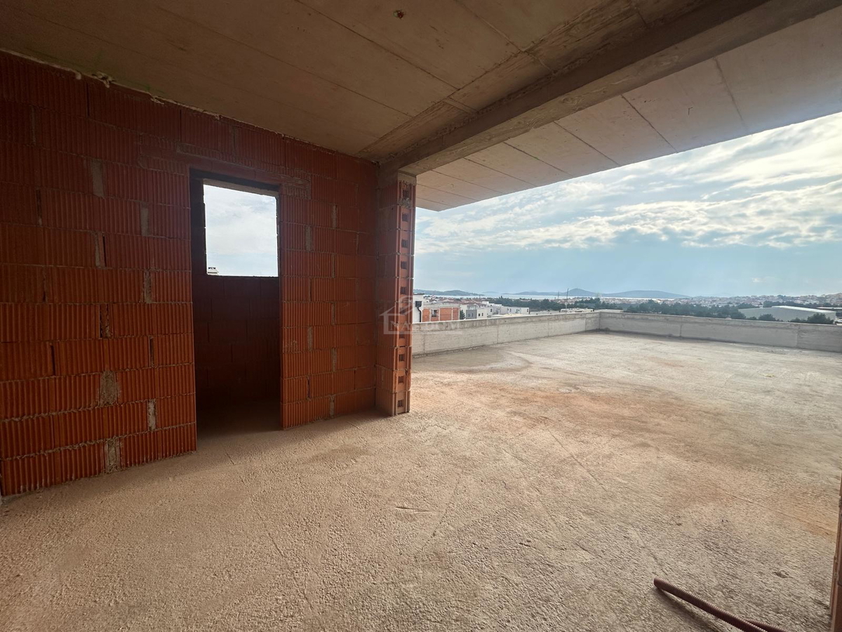 Vodice - **NOVOGRADNJA** S4 stan s krovno teraso, pogled na morje