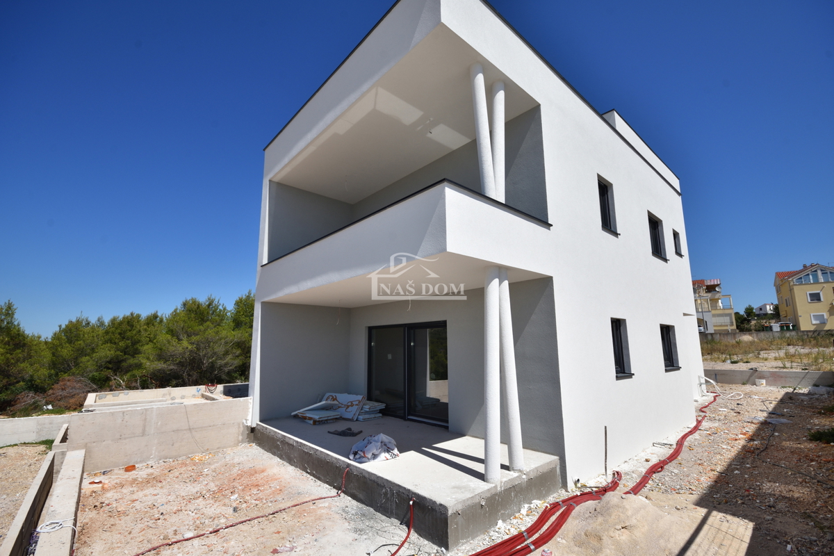 Vodice - **NOVOGRADNJA** S4 stan s krovno teraso, pogled na morje