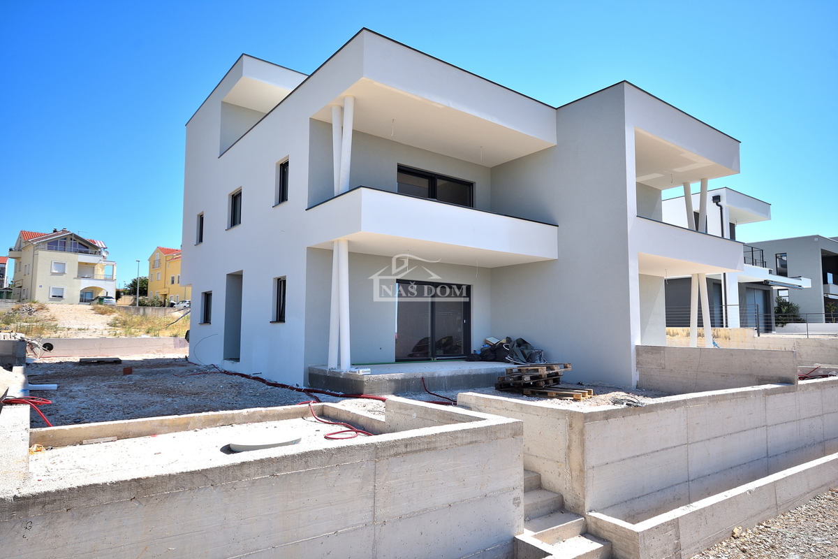 Vodice - **NOVOGRADNJA** S4 stan s krovno teraso, pogled na morje