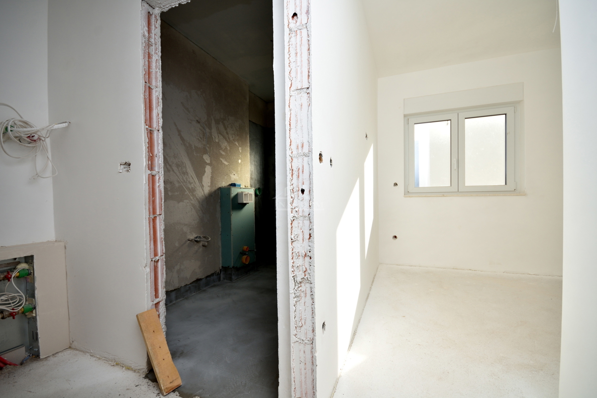 Vodice - NOVOGRADNJA, 4-sobno stanovanje s strešno teraso, pogled na morje