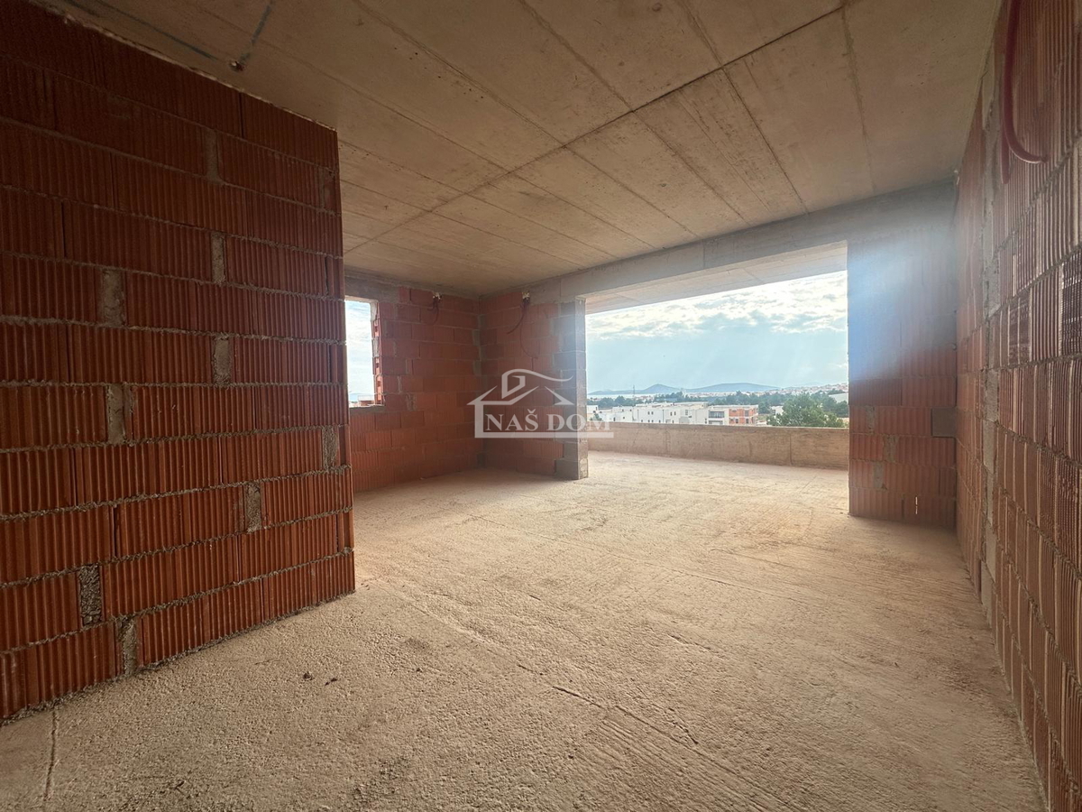 Vodice - **NOVOGRADNJA** S4 stan s krovno teraso, pogled na morje