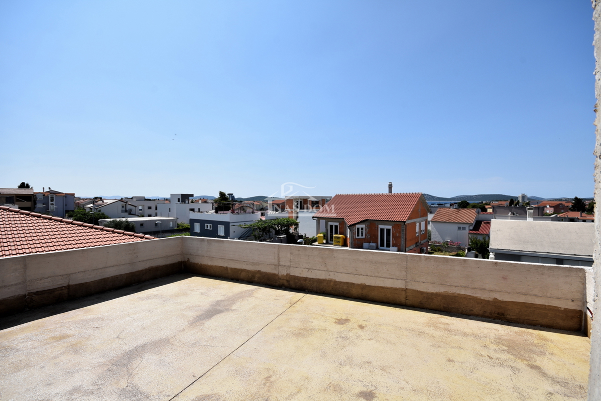 Vodice - NOVOGRADNJA - POGLED NA MORJE - ŠTIRI-SOBNO DVONADSTROPNO STANOVANJE s strešno teraso