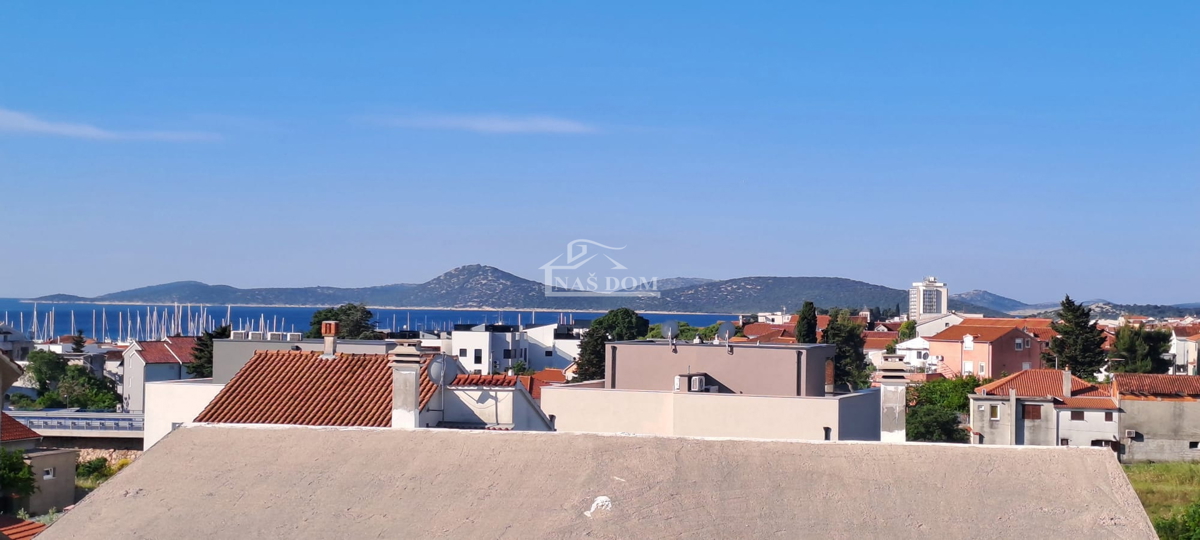 Vodice - NOVOGRADNJA - POGLED NA MORJE - ŠTIRI-SOBNO DVONADSTROPNO STANOVANJE s strešno teraso