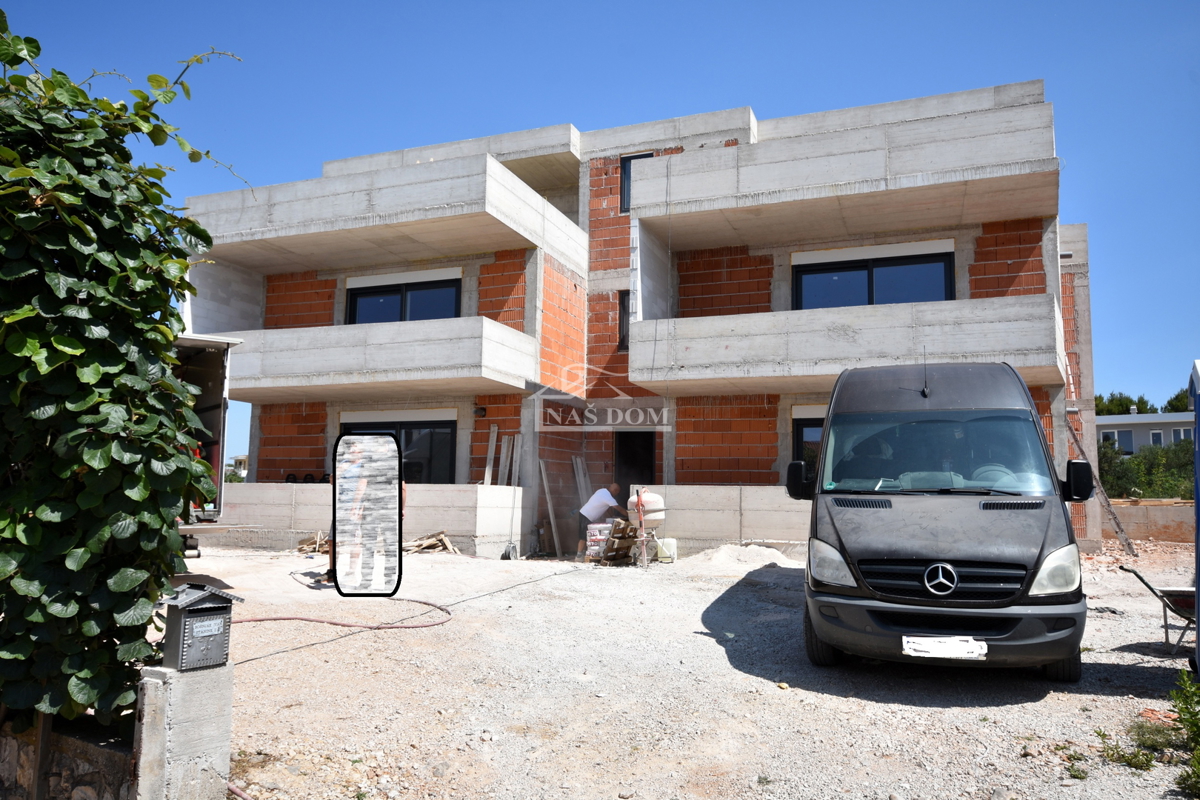 Vodice - NOVOGRADNJA - POGLED NA MORJE - ŠTIRI-SOBNO DVONADSTROPNO STANOVANJE s strešno teraso