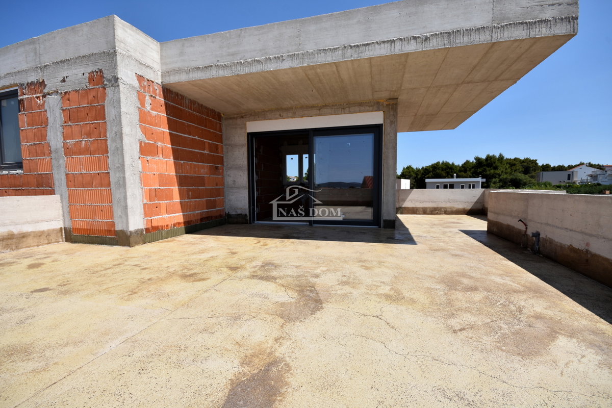 Vodice - NOVOGRADNJA - POGLED NA MORJE - ŠTIRI-SOBNO DVONADSTROPNO STANOVANJE s strešno teraso