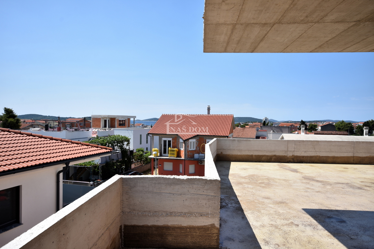 Vodice - NOVOGRADNJA - POGLED NA MORJE - ŠTIRI-SOBNO DVONADSTROPNO STANOVANJE s strešno teraso