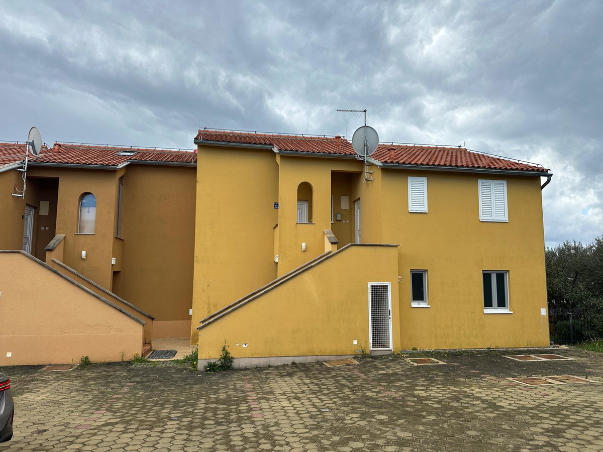 Vodice - stanovanje v pritličju z vrtom in skupnim bazenom