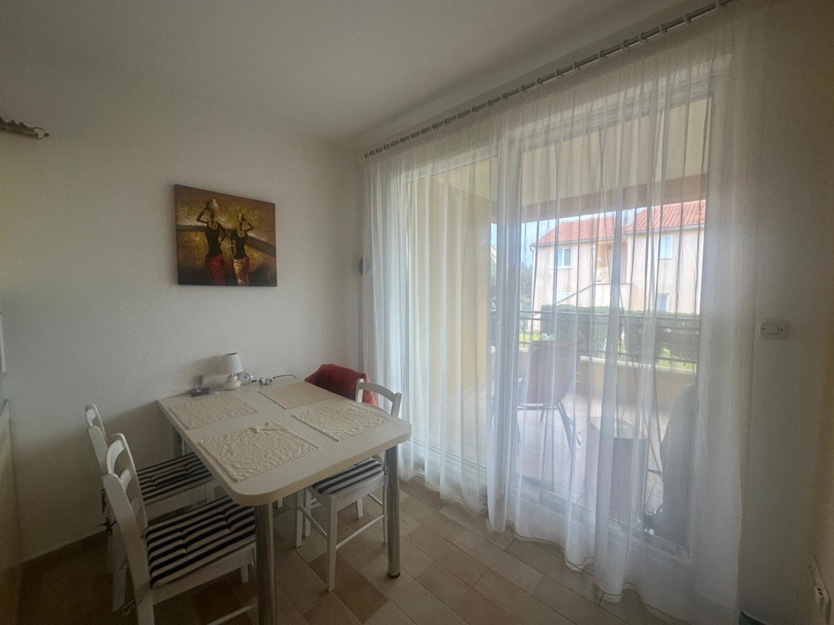 Vodice - stanovanje v pritličju z vrtom in skupnim bazenom