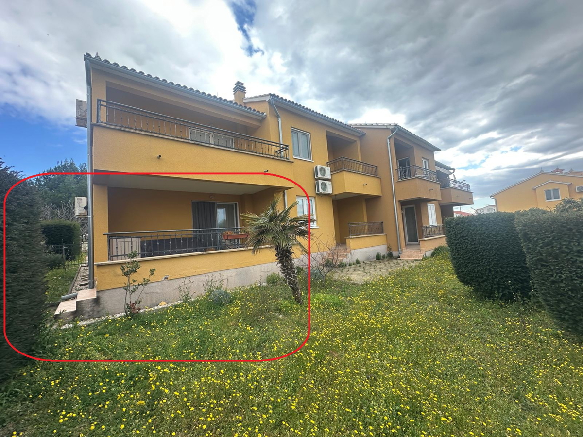 Vodice - stanovanje v pritličju z vrtom in skupnim bazenom