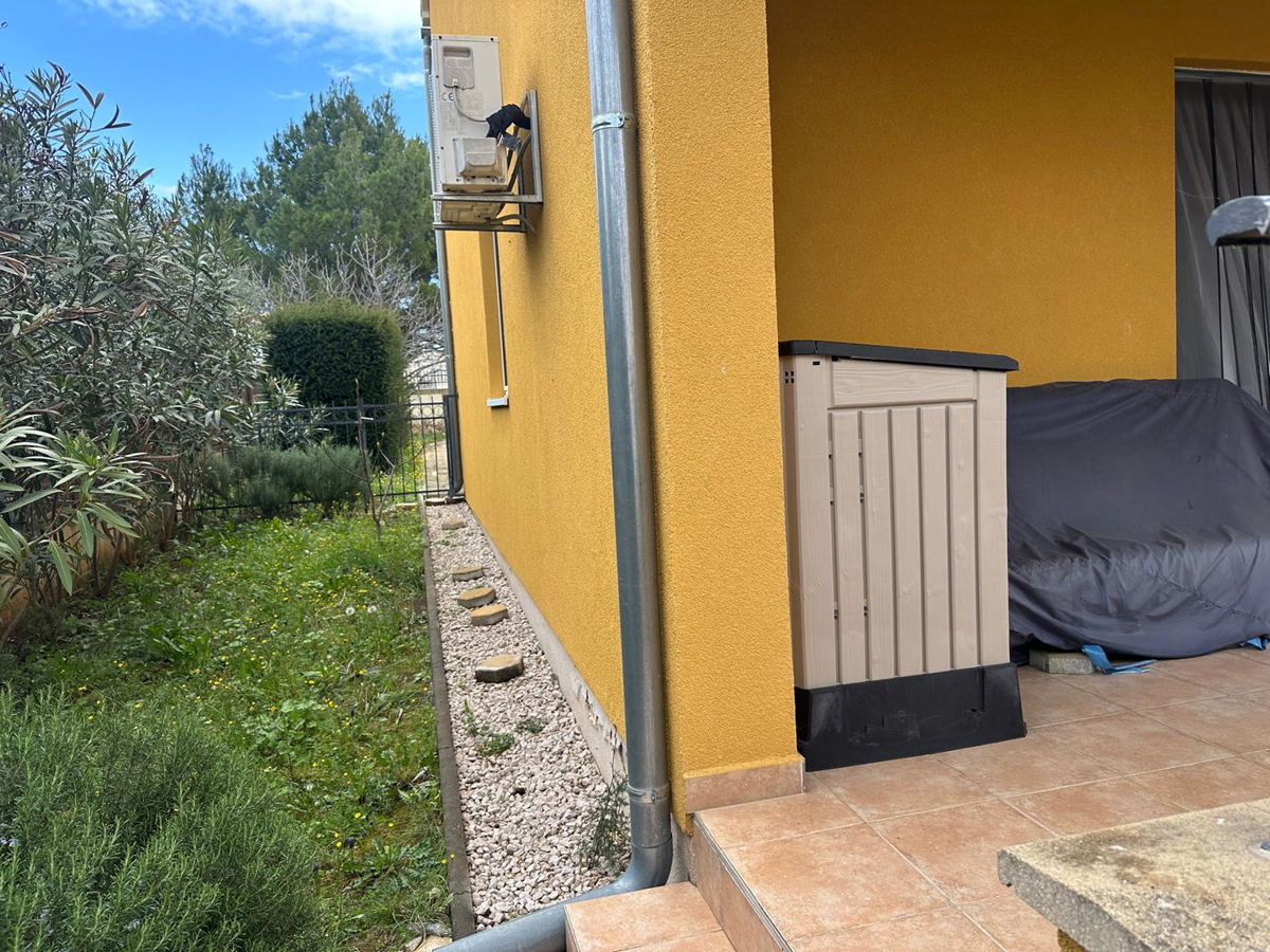 Vodice - stanovanje v pritličju z vrtom in skupnim bazenom