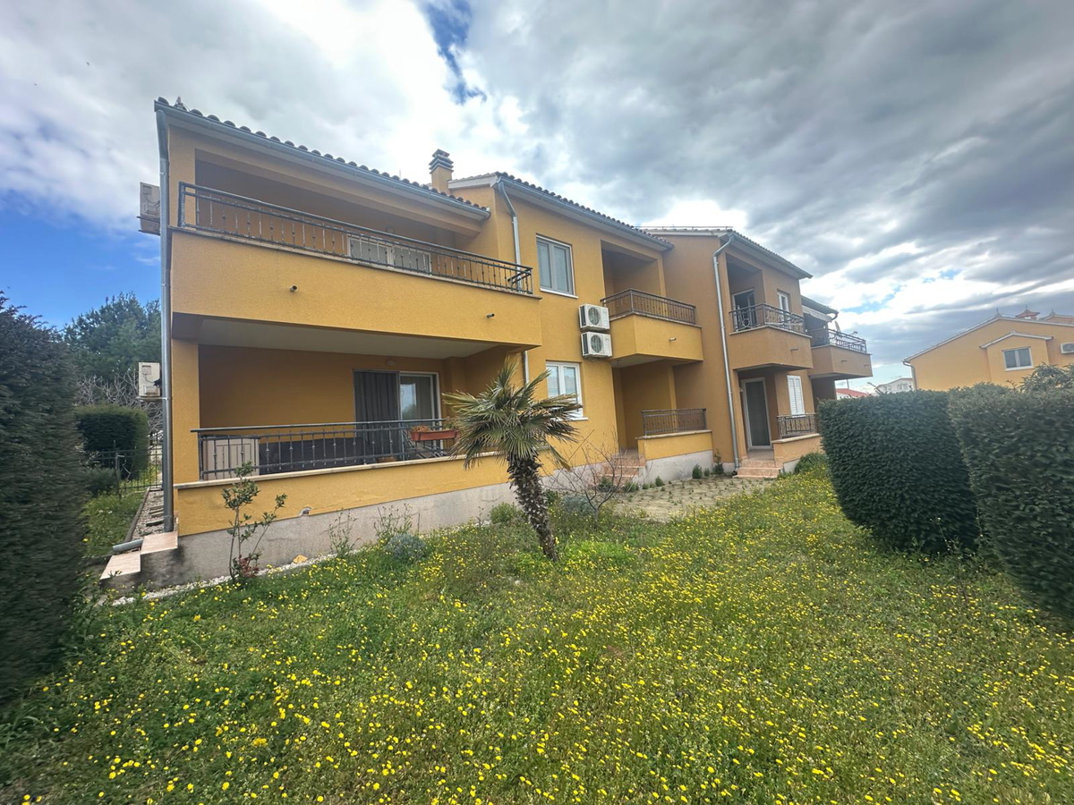 Vodice - stanovanje v pritličju z vrtom in skupnim bazenom