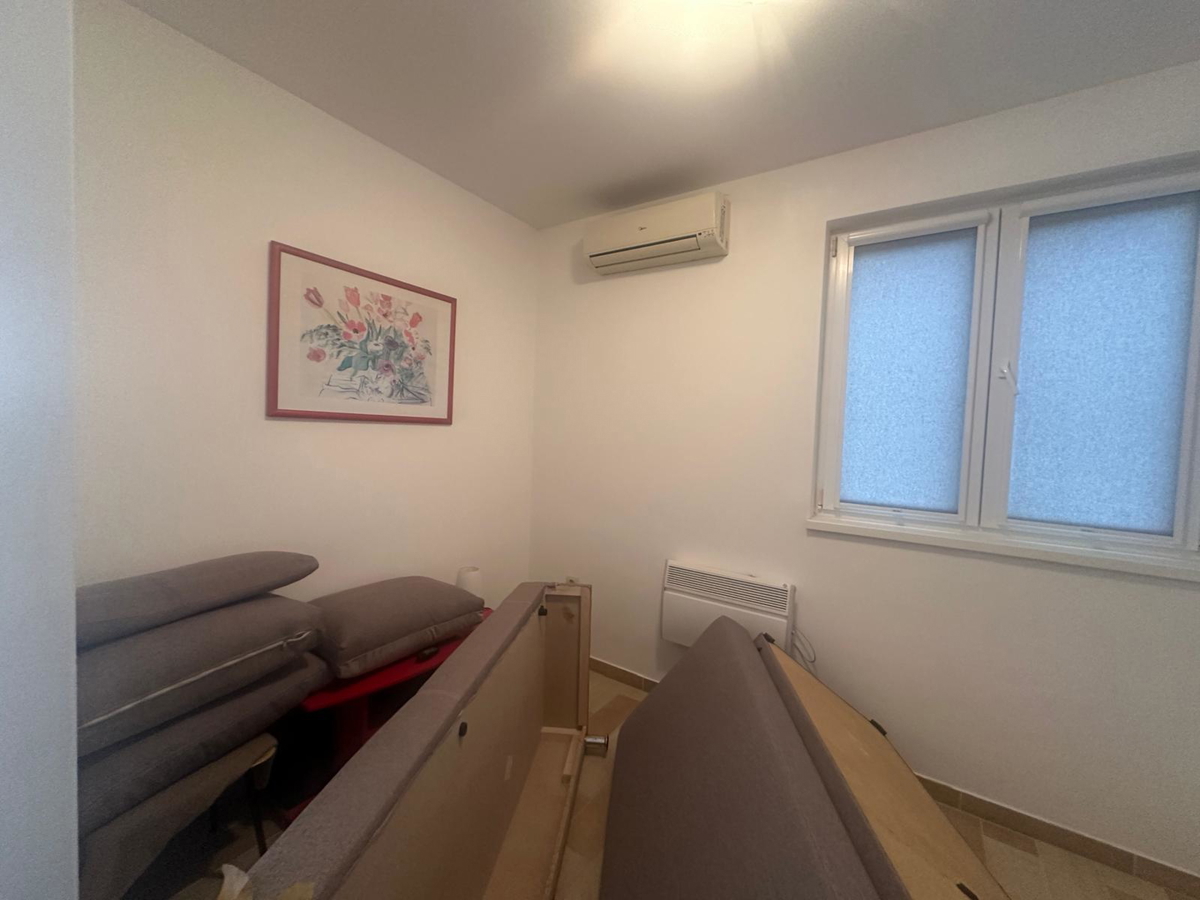 Vodice - stanovanje v pritličju z vrtom in skupnim bazenom