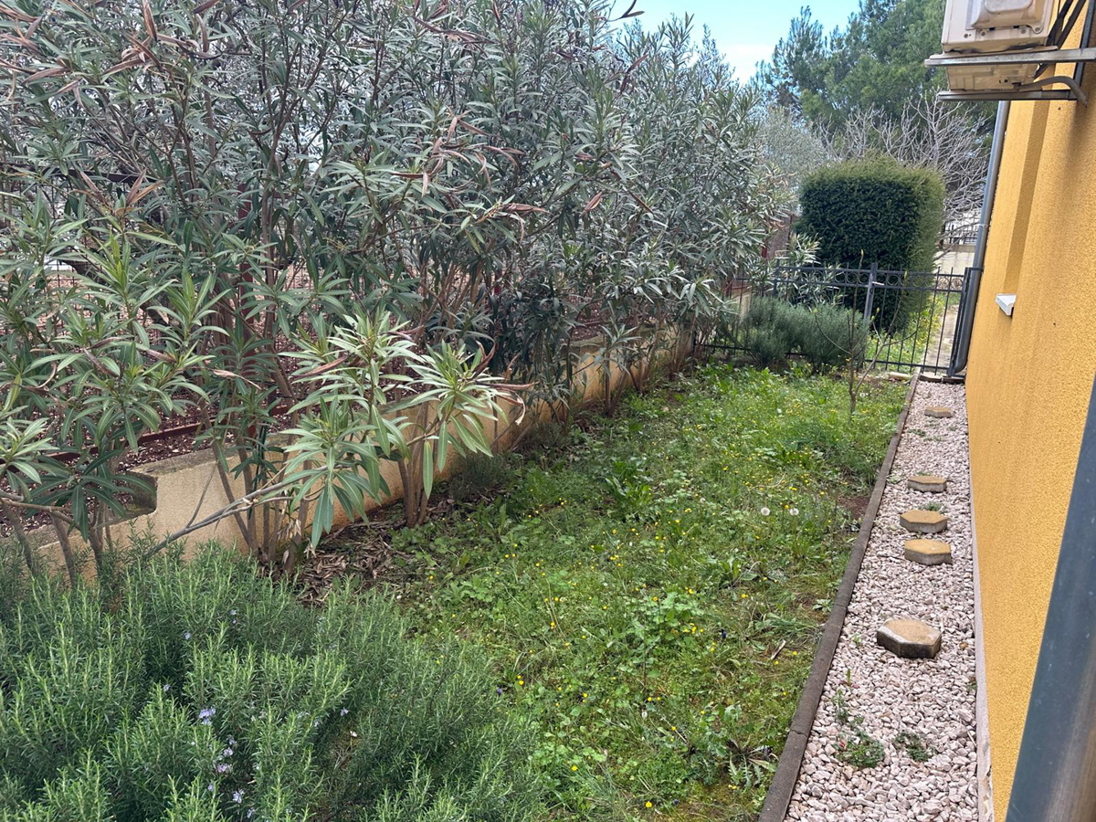 Vodice - stanovanje v pritličju z vrtom in skupnim bazenom